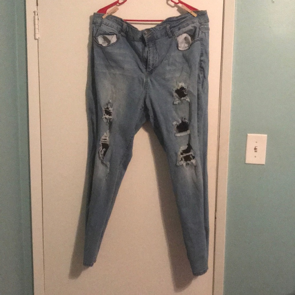 Skinny jeans with holes